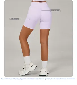 Vue détaillée du short de yoga violet à taille haute avec couture effet push-up