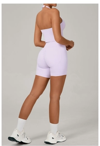 Détail du short de yoga taille haute lavande avec effet push-up sculptant pour femmes