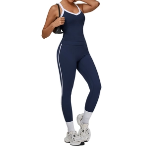 Tweeledige marineblauwe yogaset met racerbacktop en sportlegging met witte contrastbies