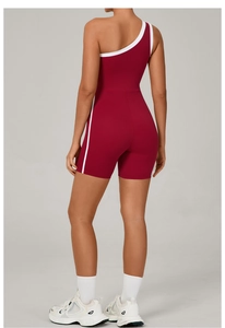 Vue arrière d'un body de yoga bordeaux dos nu avec passepoil blanc et design à une épaule