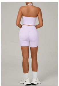 Vue arrière d'un ensemble de yoga lilas avec haut dos nageur et short effet push-up