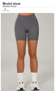 Vue mannequin du short de yoga gris foncé taille haute avec chaussettes et baskets