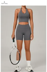 Détail de la brassière de sport dos nu gris foncé et du short de yoga à taille haute style épuré
