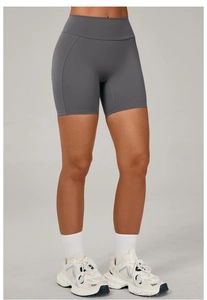 Vue détaillée du short de fitness taille haute gris foncé avec tissu stretch sans couture