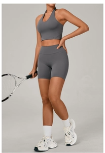 Détail de l'ensemble de yoga gris foncé taille haute avec haut licou et raquette