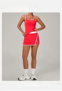 Detalle de conjunto deportivo rojo con ribetes blancos compuesto por top y minifalda