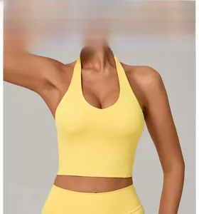 Dettaglio del reggiseno sportivo allacciato al collo giallo pallido per lo yoga