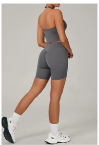 Détail du design plissé fessier sur le short de yoga gris anthracite et le haut licou