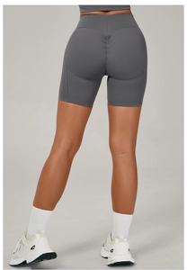 Détail du short taille haute gris foncé avec effet froncé pour un fessier galbé