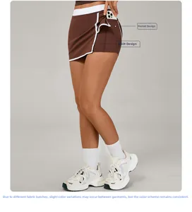 Détail d'une jupe short de sport avec fente latérale, poche et taille contrastée élégante
