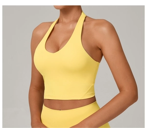 Dettaglio del reggiseno sportivo giallo con scollo a V in tessuto tecnico traspirante