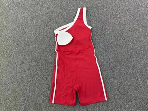 Détail de la combinaison de yoga rouge à une épaule avec rayures et rembourrage amovible