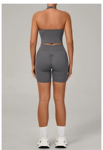 Détail d'un ensemble de yoga gris extensible avec short froncé pour un effet push-up fessier