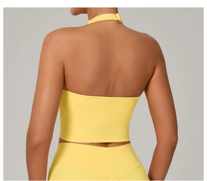 Dettaglio macro del reggiseno sportivo giallo con fibbia regolabile e design aperto
