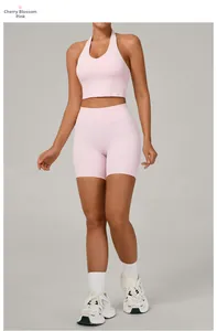 Détail de l'ensemble de yoga fesses de pêche rose cerisier avec brassière et short de sport