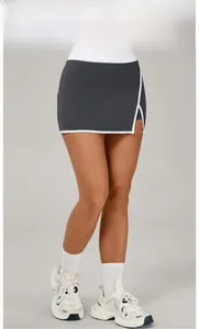 Détail d'une jupe de sport gris anthracite avec fente latérale et bordure blanche