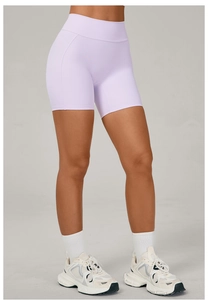 Détail de la taille haute et du tissu élastique violet lavande du short de sport ajusté