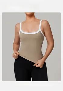 Dettaglio del reggiseno sportivo yoga kaki con bordi a contrasto bianchi e spalline sottili