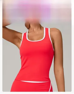 Detalle de camiseta deportiva roja con ribete en contraste en U blanco y dobladillo ancho