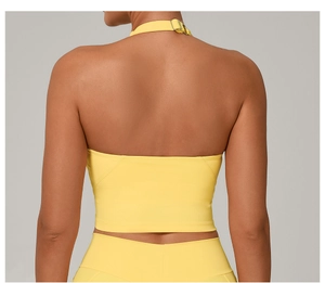 Dettaglio del reggiseno sportivo giallo con fibbia in metallo dorato regolabile