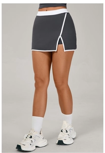 Détail de la jupe-short de sport grise avec bordure contrastée et fente superposée