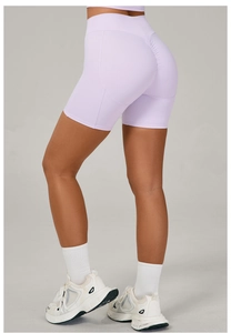 Détail du short de yoga lavande à taille haute avec effet sculptant et coutures ergonomiques