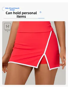 Detalle de falda pantalón de tenis roja con ribete blanco y diseño de abertura lateral