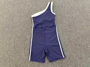 Vue détaillée du combishort de yoga bleu marine à épaule dénudée avec rayures blanches contrastées