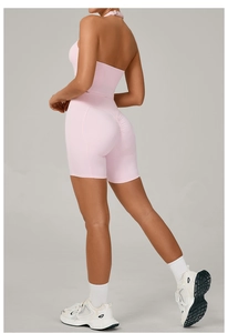 Détail du short de yoga taille haute effet push-up et brassière de sport rose pâle