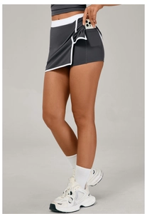 Vue détaillée de la jupe de sport avec une poche élastique pour téléphone portable