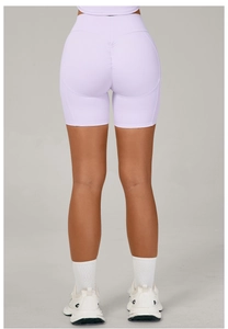 Détail du short de yoga violet clair à taille haute montrant l'effet galbant et le tissu