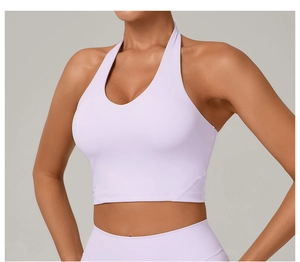 Dettaglio del reggiseno sportivo lavanda con scollo a V e ampia fascia elastica di supporto