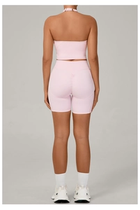 Détail de l'ensemble de yoga effet push-up en tissu élastique rose clair vu de dos