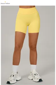 Détail du short de yoga taille haute jaune oie avec texture de tissu respirant