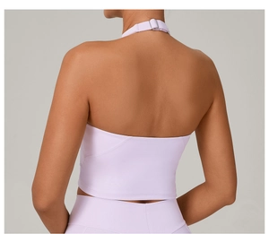 Dettaglio della fibbia d'argento regolabile su un reggiseno da yoga lavanda con schiena scoperta
