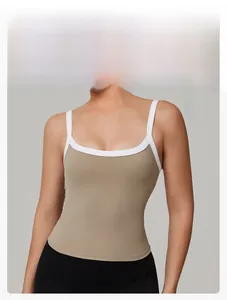 Dettaglio del top da yoga color-block con controllo addominale e vestibilità aderente