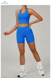 Vue détaillée de l'ensemble de yoga bleu royal avec short taille haute et brassière