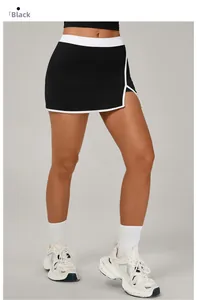 Détail d'une jupe de tennis noire à taille haute avec liseré blanc et fente latérale