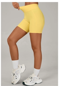 Gros plan détaillé montrant la taille haute élastique du short de yoga jaune