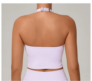 Dettaglio posteriore del reggiseno sportivo lilla con fibbia in metallo e anello regolabile