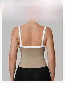 Dettaglio del design incrociato sulla schiena del reggiseno sportivo beige con bordi bianchi
