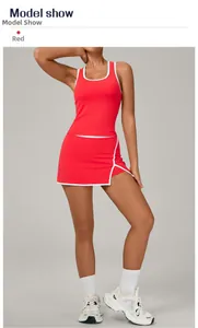 Conjunto de tenis rojo para mujer con bordes blancos en la camiseta y falda deportiva