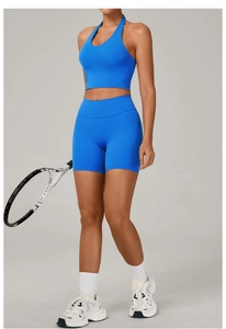 Détail d'une brassière de sport dos nu et d'un short de yoga taille haute en bleu électrique