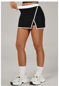 Détail de la fente latérale et du liseré contrasté sur la jupe de tennis noire taille haute