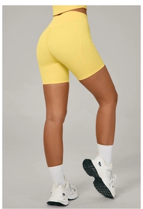 Détail du short de yoga jaune taille haute avec design sculptant effet push-up