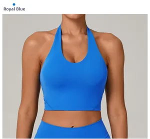 Dettaglio del reggiseno sportivo allacciato al collo blu reale in tessuto elastico