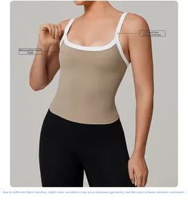 Dettaglio del reggiseno sportivo kaki con imbottiture rimovibili e cuciture a contrasto