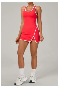 Detalle de falda de tenis roja con abertura lateral y camiseta deportiva sin mangas
