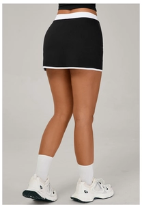 Vue arrière d'une jupe de tennis contrastée noire et blanche avec taille élastique et fente