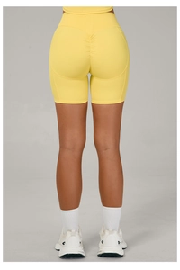 Gros plan sur le short de yoga jaune à taille haute avec effet push-up à l'arrière